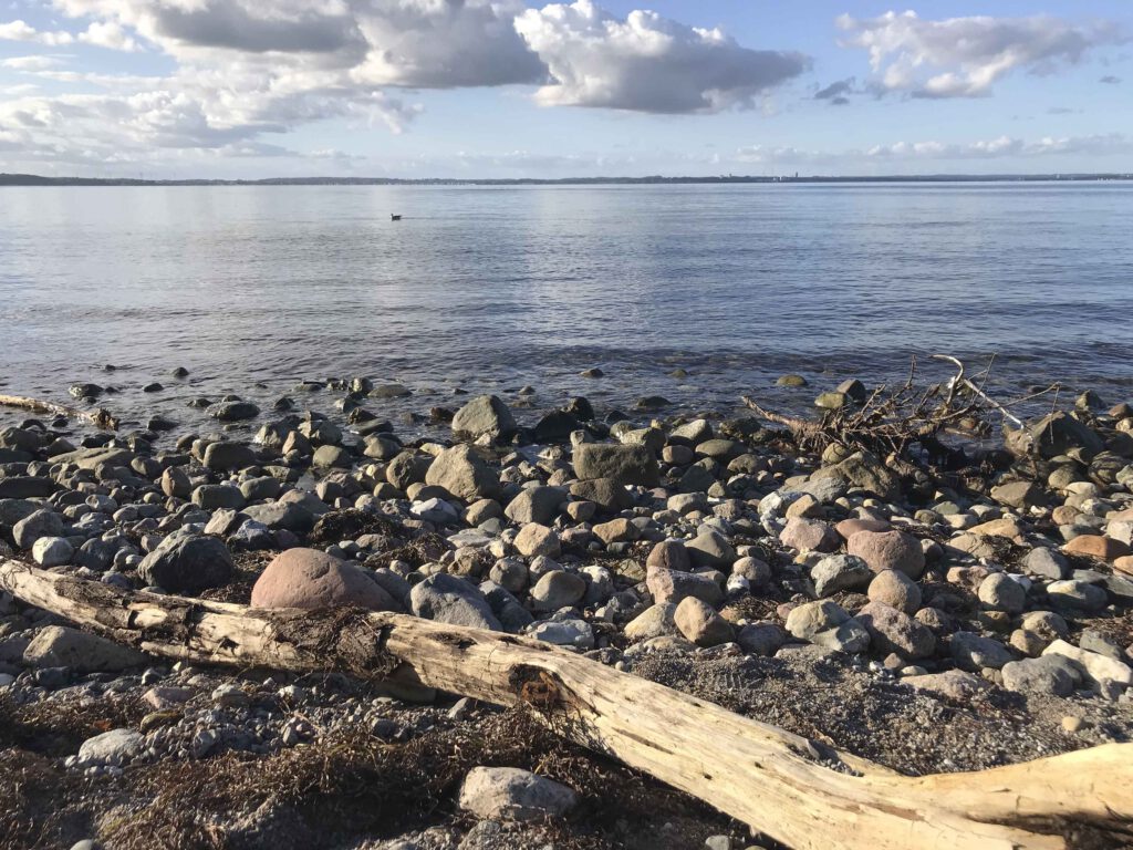 Ort der Stille_Meer mit Steinen