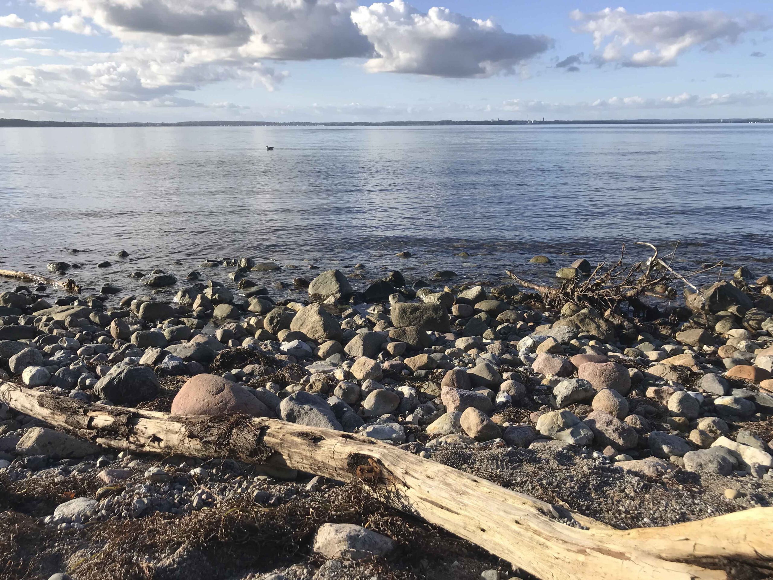 Ort der Stille_Meer mit Steinen